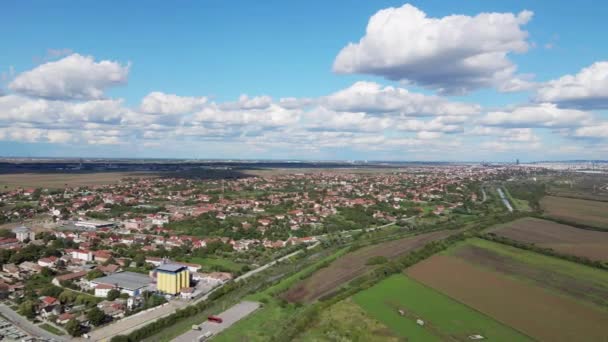 在明亮的蓝天和白云下的一个城镇的空中景观 — 图库视频影像