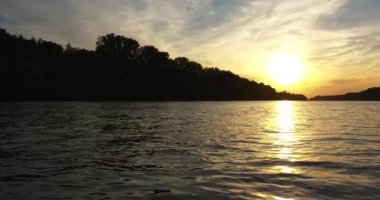 Tisza 'nın dalgalı yüzeyinde uzun kuyruklu mayıs sinekleri uçuşuyor.