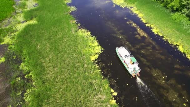 Drone Rejestruje Łódź Wycieczkową Pełną Turystów Pływających Jeziorze Rezerwacie Przyrody — Wideo stockowe