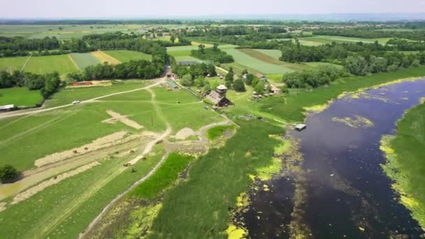 Drone Leci Nad Rezerwatem Przyrody Zasavica Kierunku Starego Sklepu Pamiątkami — Wideo stockowe