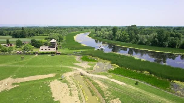 Drone Flyger Över Träsket Mot Floden Naturreservatet Zasavica Serbien — Stockvideo