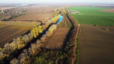 Bir gölün ve ekili tarlaların güzel sonbahar drone görüntüleri