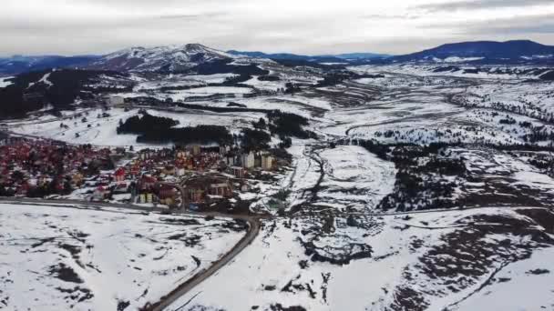 Drohnenflug Über Kleinstadt Gebirge Bei Verschneitem Wintertag — Stockvideo
