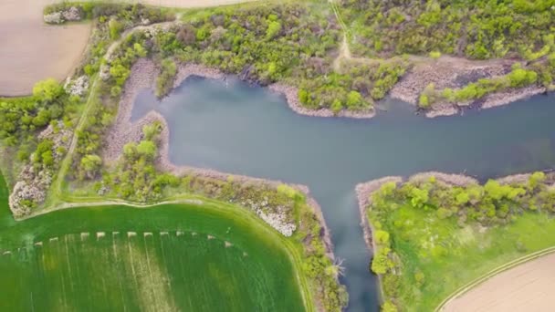 无人机在美丽清澈的湖面上飞行 反射着天空和广阔的平原 — 图库视频影像