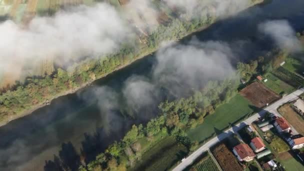 塞尔维亚Bajina Basta的Drone捕获了Drina河上方的烟雾 — 图库视频影像