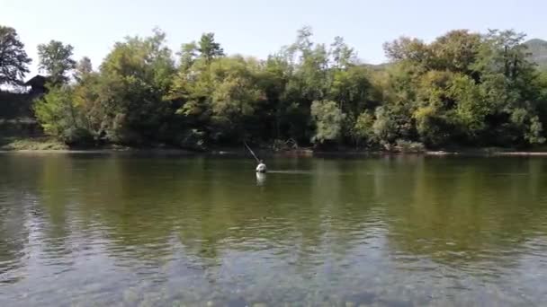 Drone Vangt Visser Lopen Door Middel Van Taille Diep Het — Stockvideo