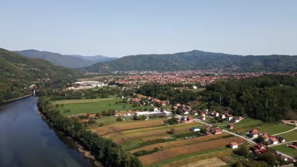 Stadt Bajina Basta Fluss Drina Umgeben Von Tara Bergen — Stockvideo