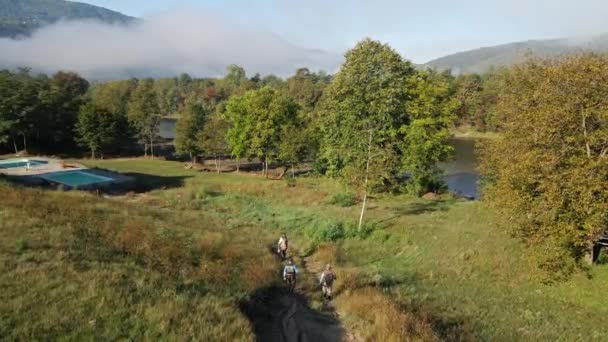 Hombres Con Artes Pesca Caminan Por Camino Tierra Hacia Río — Vídeo de stock
