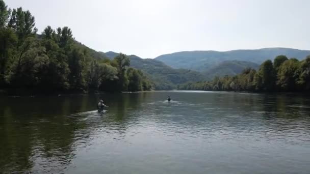 Drone Vangt Vissers Taille Diep Rivier Een Vallei Van Beboste — Stockvideo