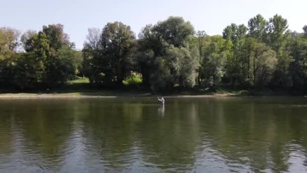 Чоловік Течії Річки Літає Риболовлю Сонячний Осінній День — стокове відео