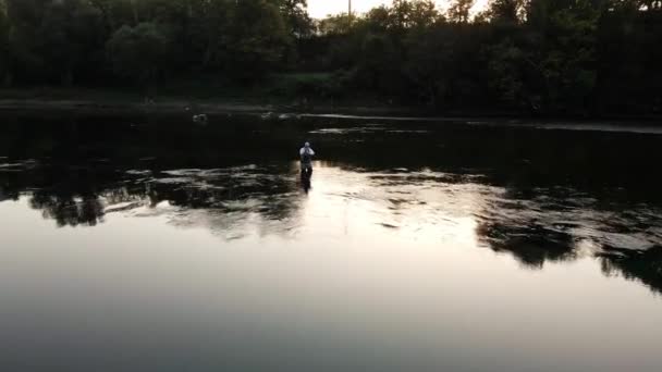 Беспилотник Летит Человеку Рыбалку Реке Второй Половине Дня — стоковое видео
