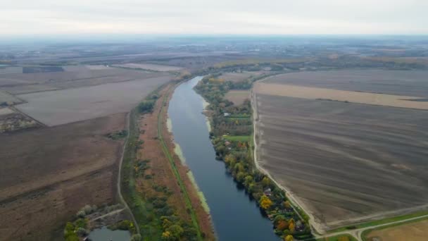 Drone Vuela Sobre Canal Serpenteando Través Del Campo Llano — Vídeos de Stock