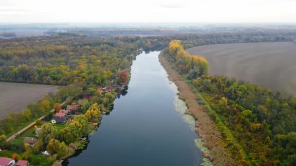Vista Aérea Água Calma Canal Que Flui Através Paisagem Arborizada — Vídeo de Stock