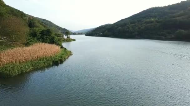 Krásné Přírodní Záběry Dunaje Obklopené Zelenými Kopci Srbsku — Stock video