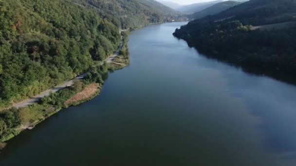 Dron Pomalu Letí Nad Řekou Dunaj Uprostřed Vysokých Zalesněných Kopců — Stock video
