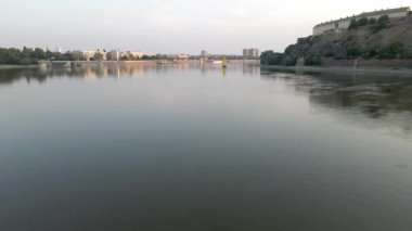 Tuna Nehri, Petrovaradin Kalesi ve Novi Sad şehrinin insansız hava aracı görüntüleri