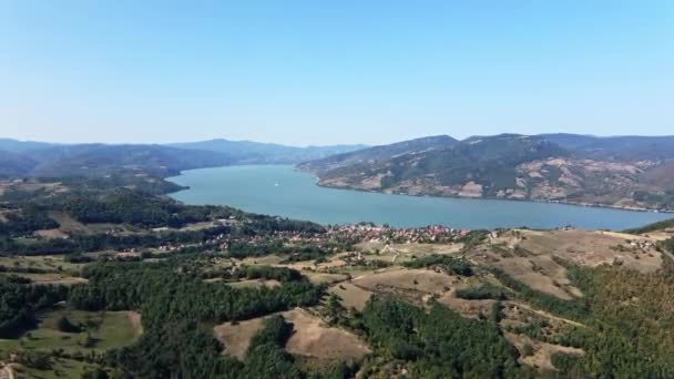 Scena Naturalistica Mozzafiato Della Città Montagna Fiume Danubio Sotto Cielo — Video Stock