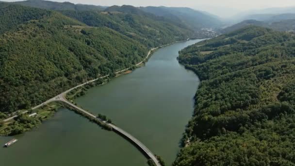 Letecký Pohled Zelené Zalesněné Zvlněné Kopce Most Přes Řeku Údolí — Stock video