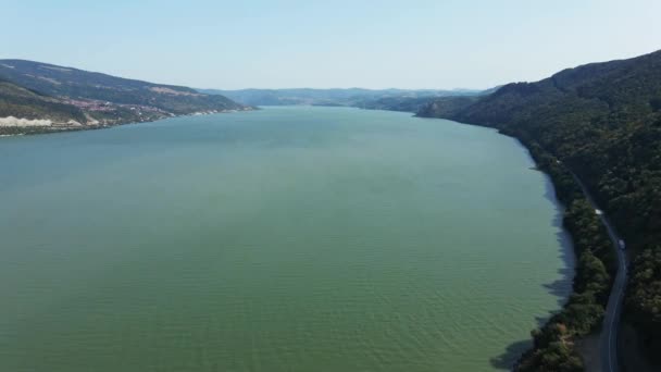 Drone Vuela Sobre Superficie Ondulada Del Río Danubio Valle Colinas — Vídeos de Stock
