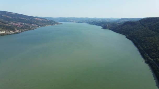 Drone Voa Sobre Rio Danúbio Vale Colinas Arborizadas Dia Ensolarado — Vídeo de Stock