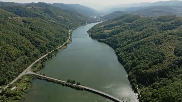 Luchtfoto Van Groene Glooiende Heuvels Rivier Met Brug Erover — Stockvideo