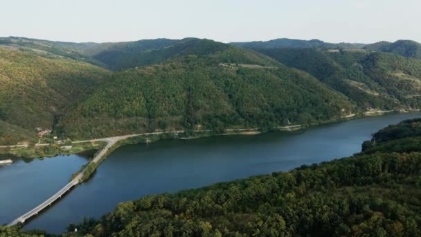 Drone Captura Uma Grande Colinas Arborizadas Rio Danúbio Com Ponte — Vídeo de Stock