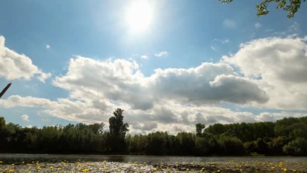 Tempo Lapso Vídeo Capturando Movimento Nuvens Céu Azul Sobre Lago — Vídeo de Stock
