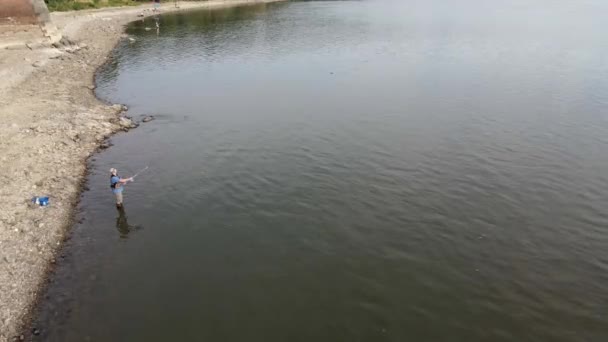Рыбак Колено Дунае Рыбалка Вид Сверху — стоковое видео