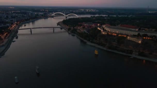 塞尔维亚诺维萨德市多瑙河上空的夜间无人驾驶飞机录像 — 图库视频影像