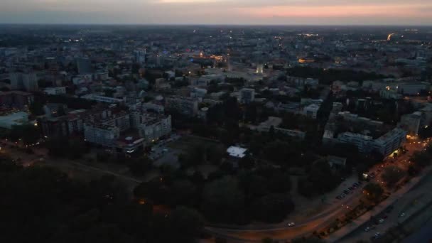 드론은 일몰에 세르비아 사드의 건물과 거리를 — 비디오