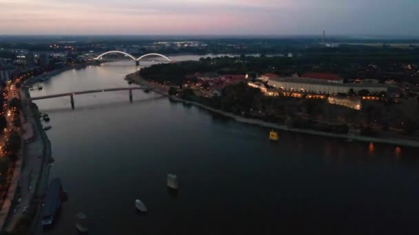Безпілотні Кадри Ночі Над Річкою Дунай Місті Новий Сад Сербія — стокове відео