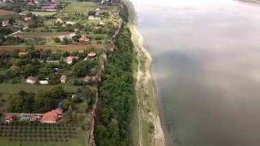 Sırbistan 'ın Surduk kentindeki Tuna ırmağının ve çiftlik evlerinin insansız hava aracı görüntüleri