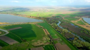 Büyük gölü, nehri ve yeşil tarlalarıyla nefes kesici yeşil bahar manzarası