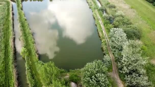 Vue Aérienne Miroir Comme Lac Reflétant Nuage Blanc Entouré Plantes — Video
