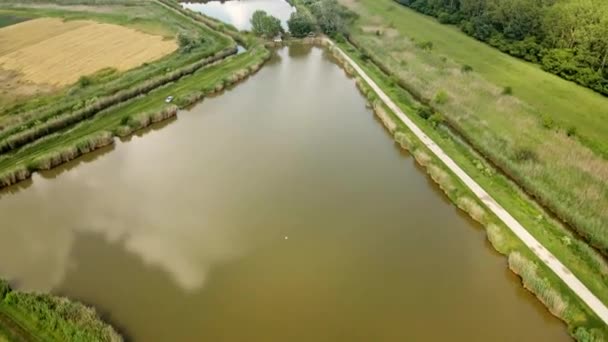 Drone Survole Grands Étangs Poissons Dans Campagne Près Village — Video