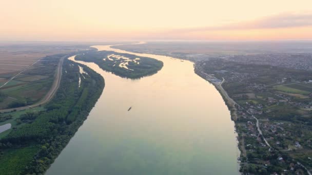 Дрон Опускається Поверхні Річки Дунай Баржею Ній Смедерево — стокове відео