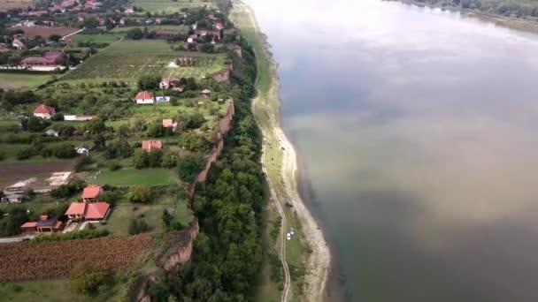 Donau Rivier Stroomt Door Dorp Surduk Servië Bewolkte Dag — Stockvideo