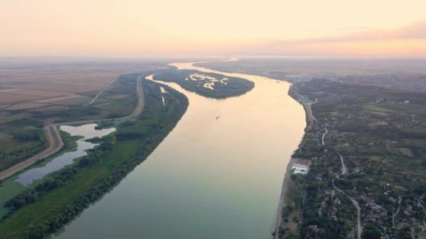 Drone Survole Danube Avec Une Péniche Smederevo Tôt Matin — Video