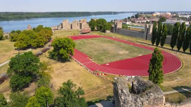 Luftaufnahme Des Großen Sportstadions Der Nähe Der Überreste Einer Mittelalterlichen — Stockvideo