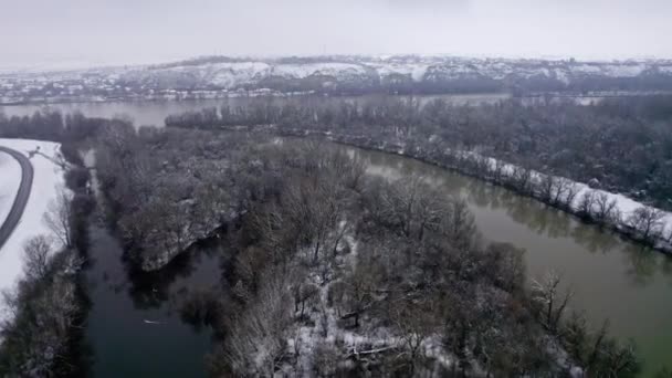 ドローンは雪の日のティッツァ川にベガの合流をキャプチャします — ストック動画