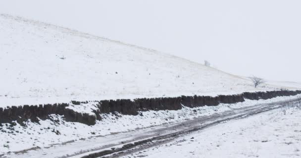Заморожена Ґрунтова Дорога Долині Засніженого Пагорба Взимку — стокове відео