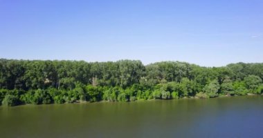 Drone uçarak Tisza Nehri 'ni yeşil ağaçlar ve Sırbistan' ın düz kırsalını ele geçirdi