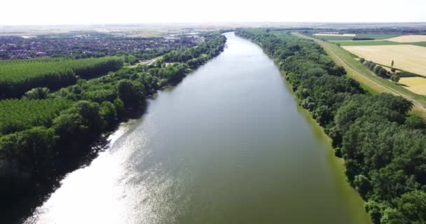 Drone Glijdt Rivier Tisza Servië Vangt Groene Omgeving — Stockvideo