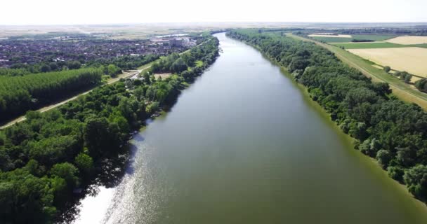 ドローンはセルビアのティッツァ川の反対側の片側とフィールドに町をキャプチャします — ストック動画