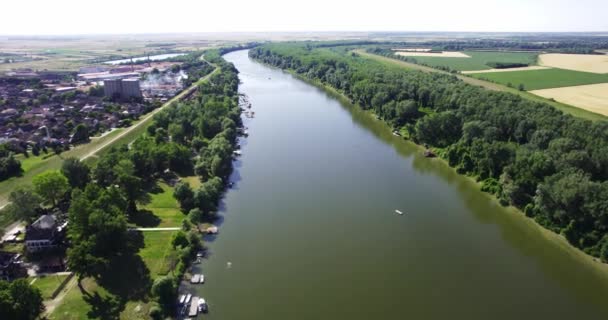 在塞尔维亚的Tisza河的一边是一个城镇 另一边是田野 — 图库视频影像