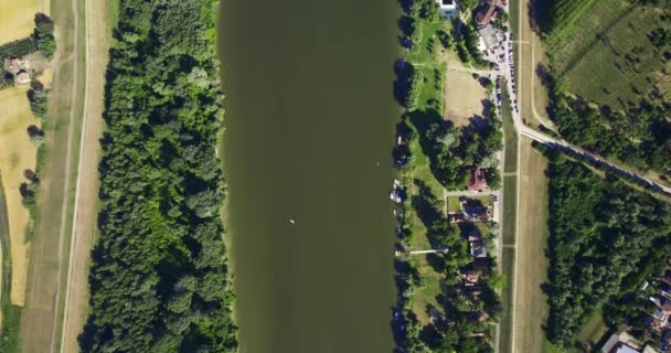 Drone Flies Tisza River Captures Trees Houses Riverbank — Stock Video