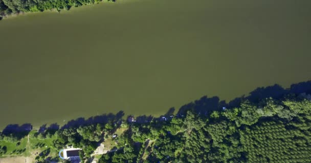 Drone Συλλαμβάνει Πράσινο Όχθη Του Ποταμού Τίσα Προβλήτες Και Μικρά — Αρχείο Βίντεο