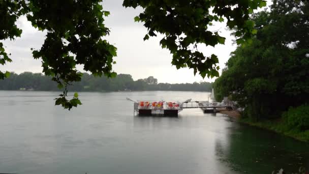 下雨时 湖上的竹筏咖啡馆里有黄色和橙色的塑料椅子 — 图库视频影像