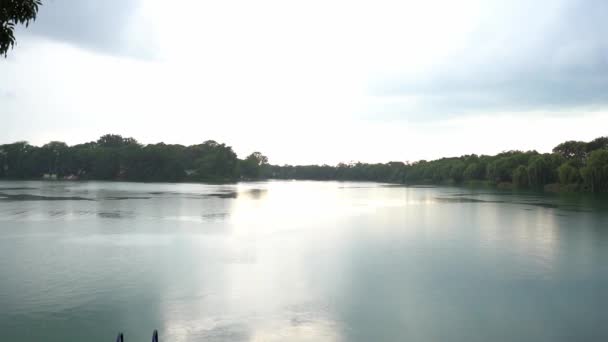 Hermosas Imágenes Del Lago Rodeado Árboles Mientras Llueve Pone Sol — Vídeos de Stock
