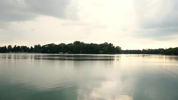 Belles Images Lac Entouré Arbres Pendant Pleut Coucher Soleil — Video